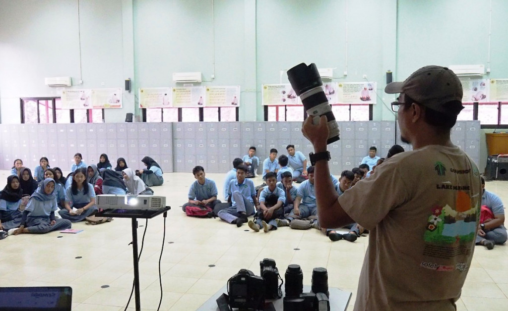 Walau tinggal di pedalaman Sulawesi, para remaja ini sama sekali tidak tertinggal informasi mengenai gadget. 