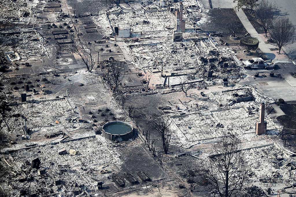Sedikitnya 21 orang tewas, sementara ribuan warga mengungsi akibat kebakaran yang telah memusnahkan puluhan ribu hektar hutan dan sedikitnya 3.500 bangunan di California. AFP/Justin Sullivan