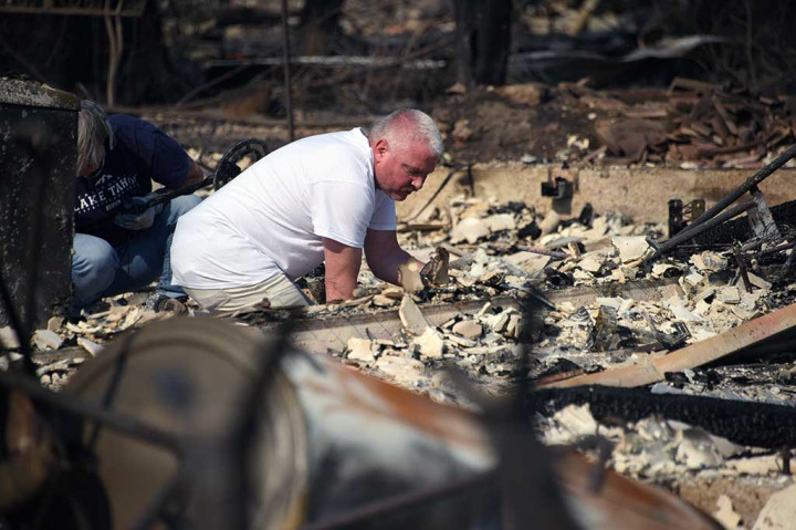 Warga mengais-ngais sisa puing dengan harapan bisa menemukan koin atau cincin berharga setelah rumah keluarganya di Santa Rosa, California hancur dilalap api. AFP/Robyn Beck