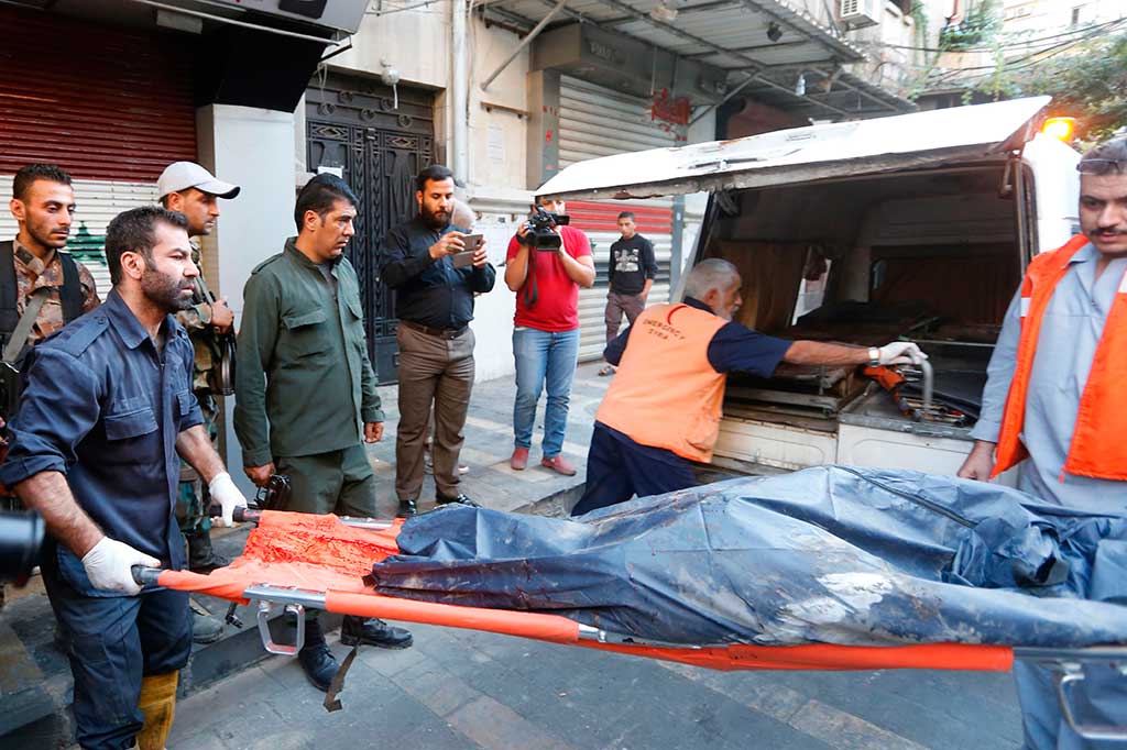 Dua pembom bunuh diri meledakkan diri di depan markas besar polisi di jalan Khaled Bin al-Walid di Damaskus tengah. Mereka mencoba menyerbu markas polisi, namun para penjaga melepaskan tembakan yang memaksa mereka meledakkan diri sebelum memasuki gedung dan mencapai tujuan mereka. Polisi mengepung penyerang ketiga di belakang gedung yang juga kemudian meledakkan dirinya.