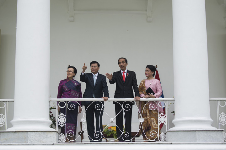 Jokowi dan Iriana kemudian membawa PM serta sang ratu ke halaman belakang Istana untuk berbincang-bincang di Beranda Istana.