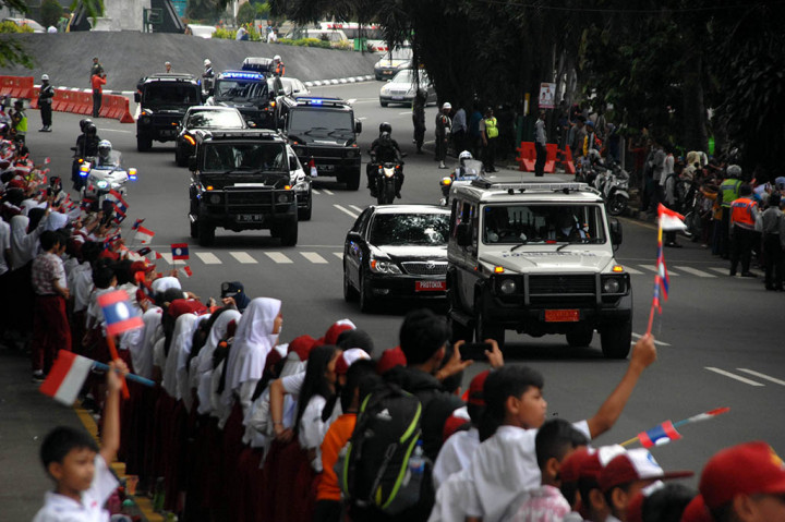Iring-iringan rombongan kendaraan Perdana Menteri Laos Thongloun Sisoulith melintas di Kota Bogor, Jawa Barat.