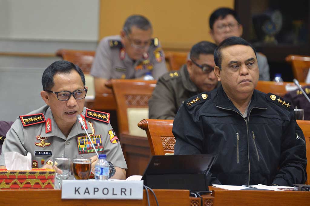 Dia mengatakan saat ini pemerintah sudah membentuk tim internal yang dikoordinasikan oleh Menko Polhukam Wiranto untuk membuat aturan teknis mengenai regulasi pembelian senjata api.