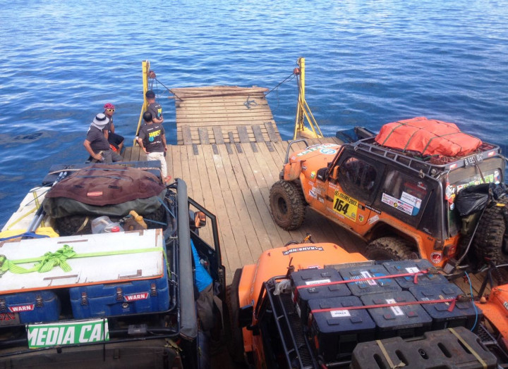 Peserta yang tertinggal terlalu jauh di belakang terpaksa memangkas jarak dengan menyeberangi Danau Towuti agar tidak terlalu terlambat tiba di Sorowako. 