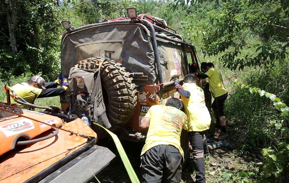 Kendaraan lain juga mengalami masalah teknis. Situasi demikian sudah pasti terjadi, maka persiapan logistik suku cadang yang efisien menjadi keharusan dalam expedisi off-road adventure. 