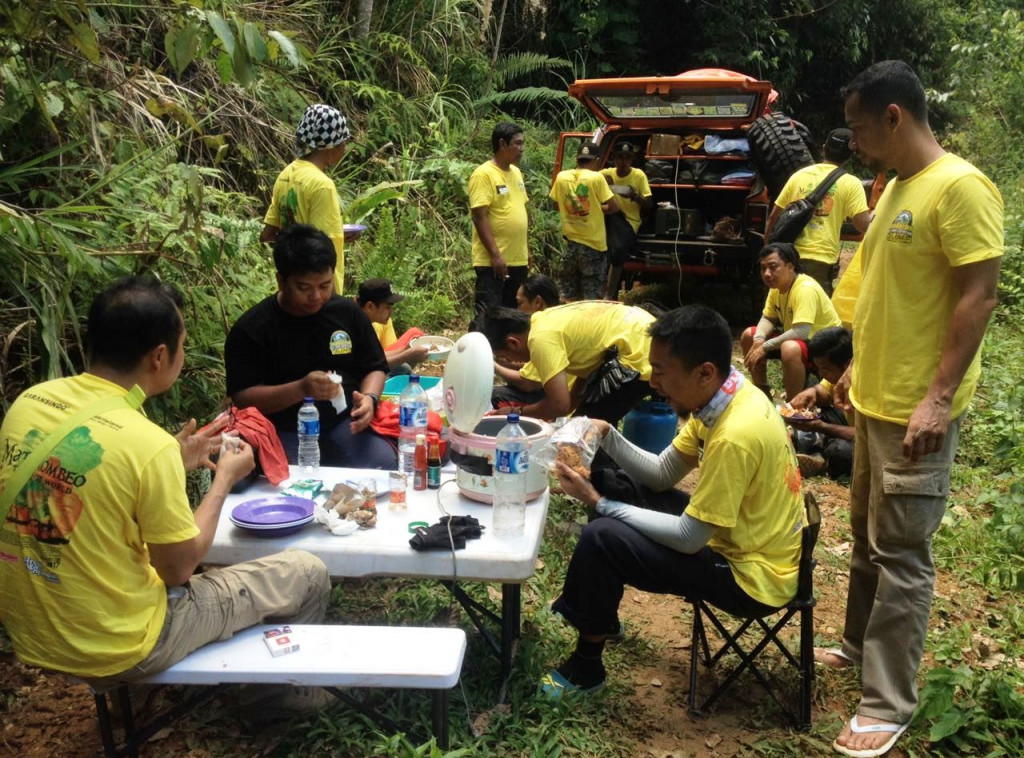 Sembari menunggu mobil di depannya berhasil lolos dari tantangan medan, peserta lain beristirahat. Kesempatan untuk sekedar makan dan bertukar cerita.   