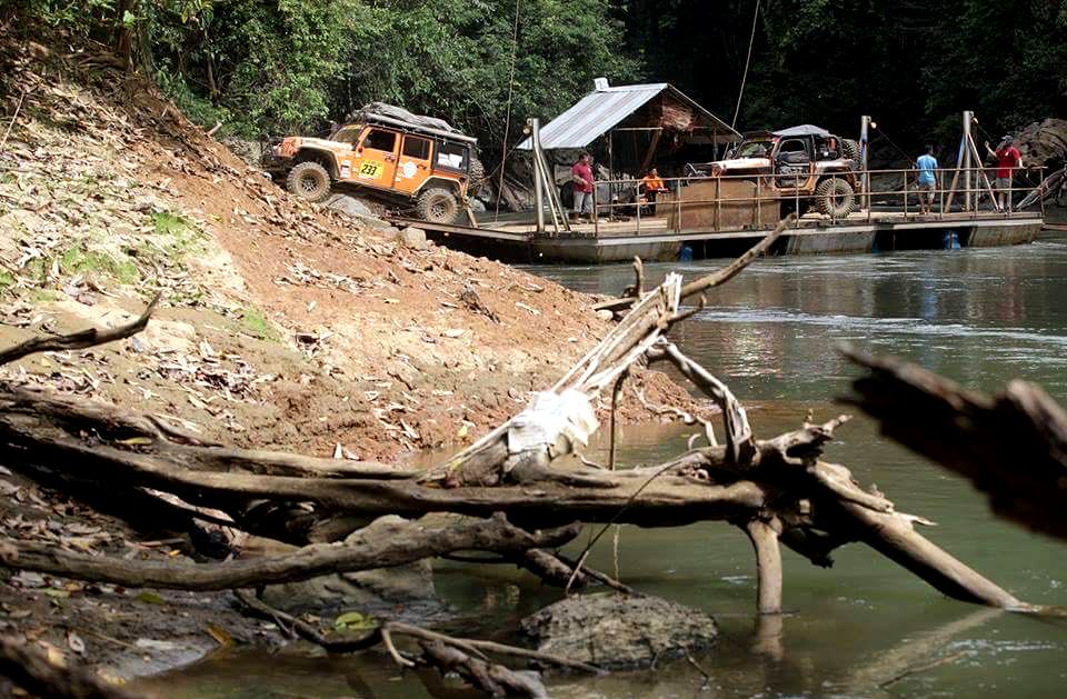 Menyeberangi sungai Wala Lindung dengan perahu ponton. Sungai di dalam hutan di ujung utara Sulawesi Tenggara ini tidaklah lebar, tapi dalamnya mencapai enam meter. 