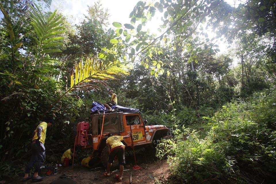 Salah satu mobil peserta mengalami patah as roda. Perbaikan harus dilakukan segera walau di tengah hutan belantara di wilayah desa Masiku. 