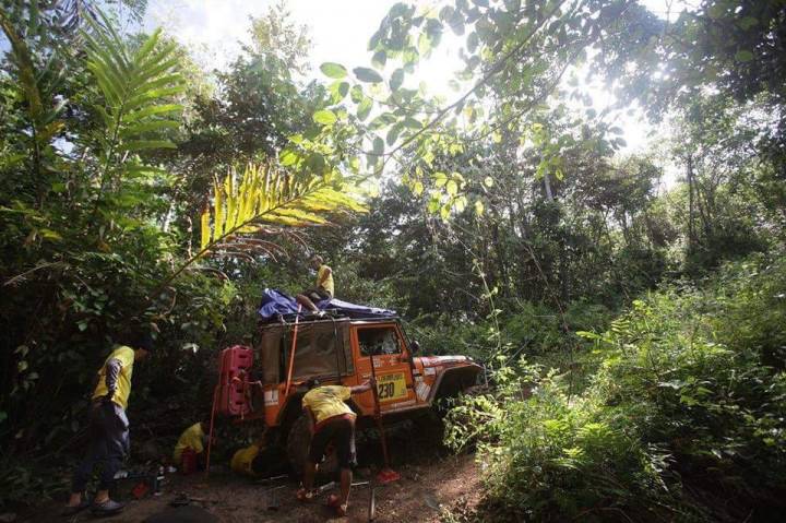Salah satu mobil peserta mengalami patah as roda. Perbaikan harus dilakukan segera walau di tengah hutan belantara di wilayah desa Masiku. 