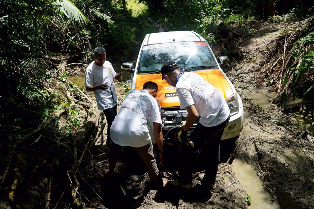 Walau nampak mudah, meremehkan kondisi medan adalah pantangan. Semua harus dilalui dengan teliti dan hati-hati demi keselamatan bersama. 