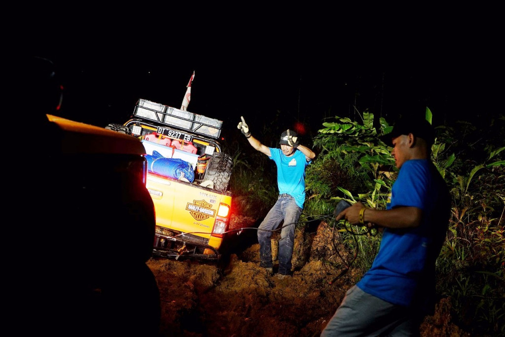 Navigator memandu pengemudi melewati medan yang licin dan sempit. Kesalahan kecil dalam berkomunikasi antara mereka bisa menyebabkan masalah besar di tengah hutan.  