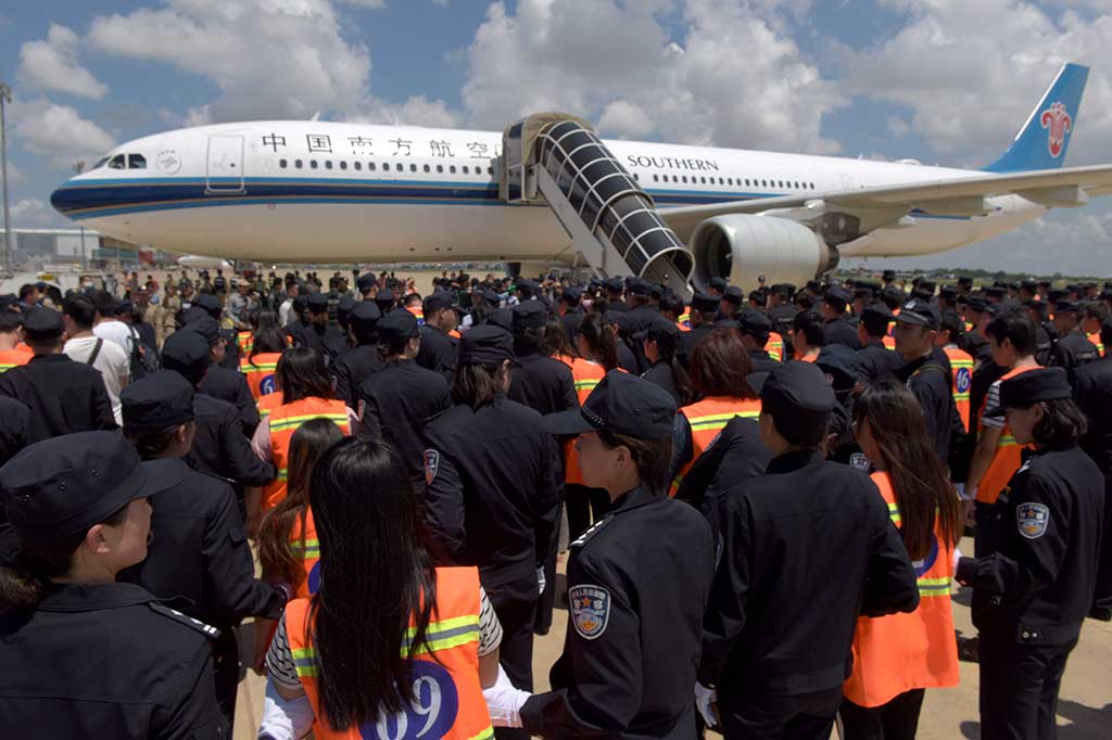 Kepala Biro Investigasi Imigrasi Kamboja Jenderal Ouk Haiseila mengatakan bahwa 74 tersangka meninggalkan Phnom Penh dengan sebuah pesawat yang dikirim oleh pemerintah Tiongkok.
