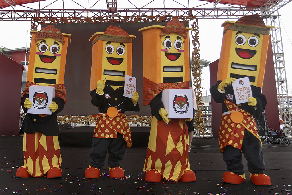 Maskot pemilihan Gubernur dan Wakil Gubernur Provinsi Sumsel Cek Am dan Cek Pera saat peresmian dan peluncuran pemilihan Gubernur dan Wakil Gubernur Sumsel tahun 2018 di Pelatran Benteng Kuto Besak (BKB) Palembang.