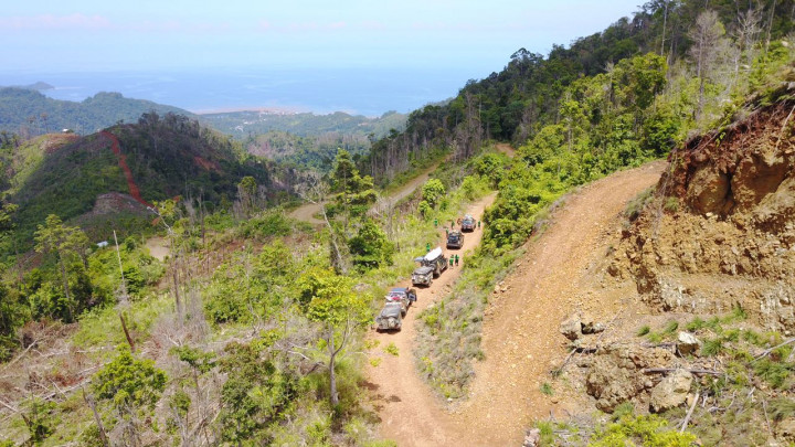 Mendaki punggung Gunung Mekongga di sisi utara Kolaka, Sulawesi Tenggara. Gunung ini merupakan yang tertinggi di deretan Pegunungan Mekongga, Sulawesi Tenggara.