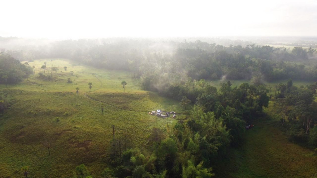 Perkemahan tim IOX Overlander Celebes 2017 di tengah padang savana Bombana dilihat dari udara.