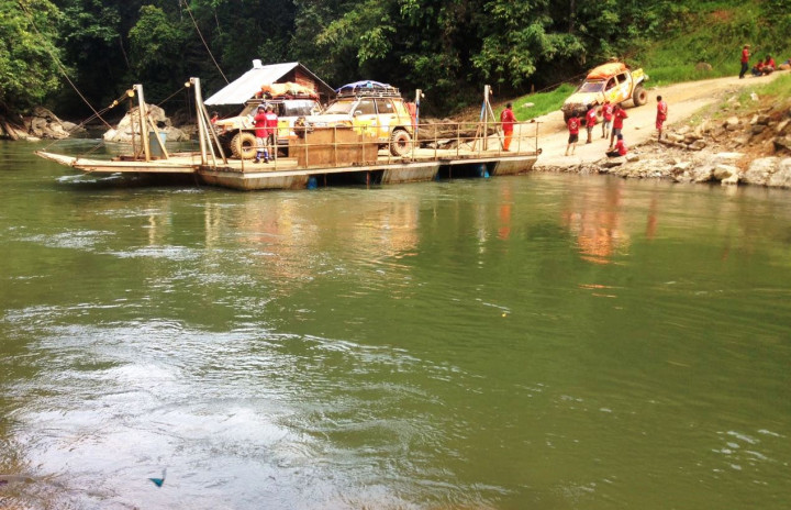 Menyeberangi sungai Wala Lindung dengan perahu ponton. Sungai yang dilalui tidak terlalu lebar, namun kedalamannya mencapai enam meter.