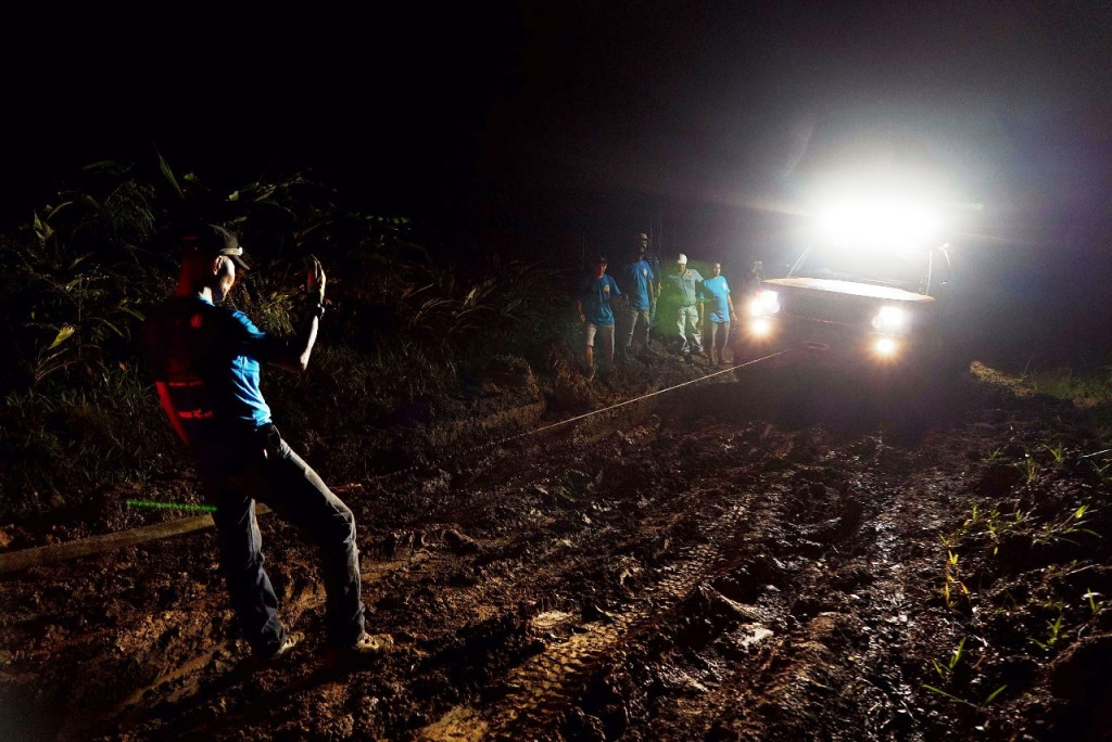 Semakin menuntut kewaspadaan ketika berlangsung pada malam hari. Terlebih di jalur mendaki di Puncak Mekongga di ketinggian 1800 meter di atas permukaan laut ini.