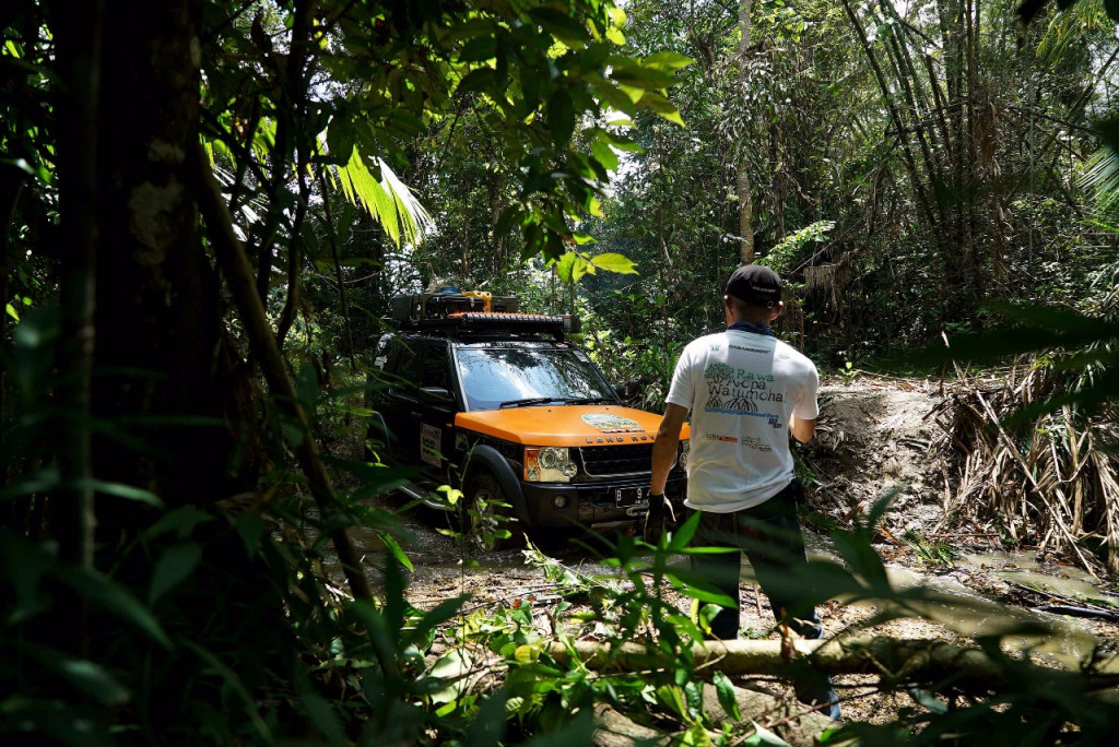 Melintasi tikungan sempit jalan setapak, butuh kemampuan lebih dalam mengemudi dan kecermatan navigator memandu arah.