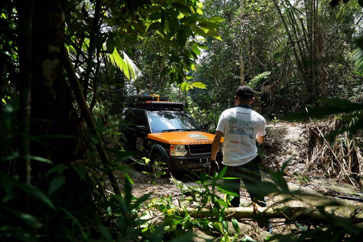 Melintasi tikungan sempit jalan setapak, butuh kemampuan lebih dalam mengemudi dan kecermatan navigator memandu arah.