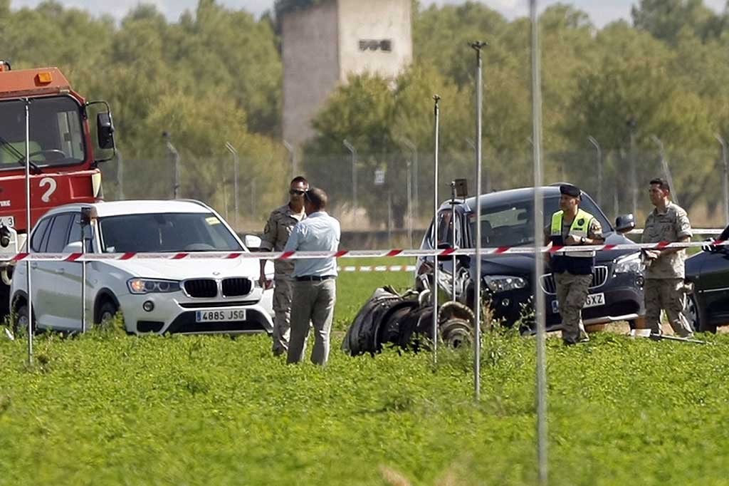 Pesawat tersebut jatuh usai ambil bagian dalam parade militer Hari Kemerdekaan Spanyol di Madrid. AFP/Luis Vizcaino