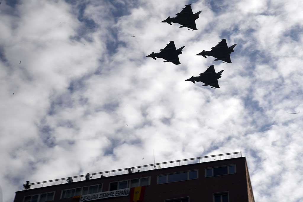 Pesawat Eurofighter saat melakukan atraksi udara pada perayaan Hari Kemerdekaan Spanyol di Madrid. AFP/Javier Soriano