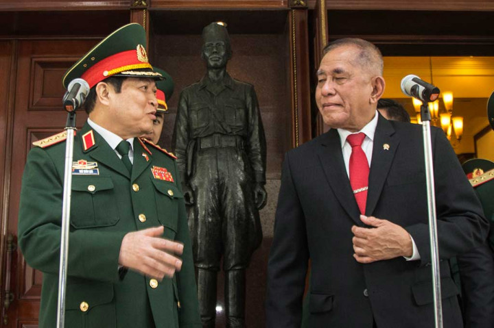 Menhan RI Ryamizard Ryacudu bersama Menhan Republik Sosialis Vietnam Jenderal Ngo Xuan Lich memberikan keterangan pers mengenai pertemuan bilateral antara Indonesia dan Vietnam di Kantor Kemenhan, Jakarta, Jumat (13/10/2017). 