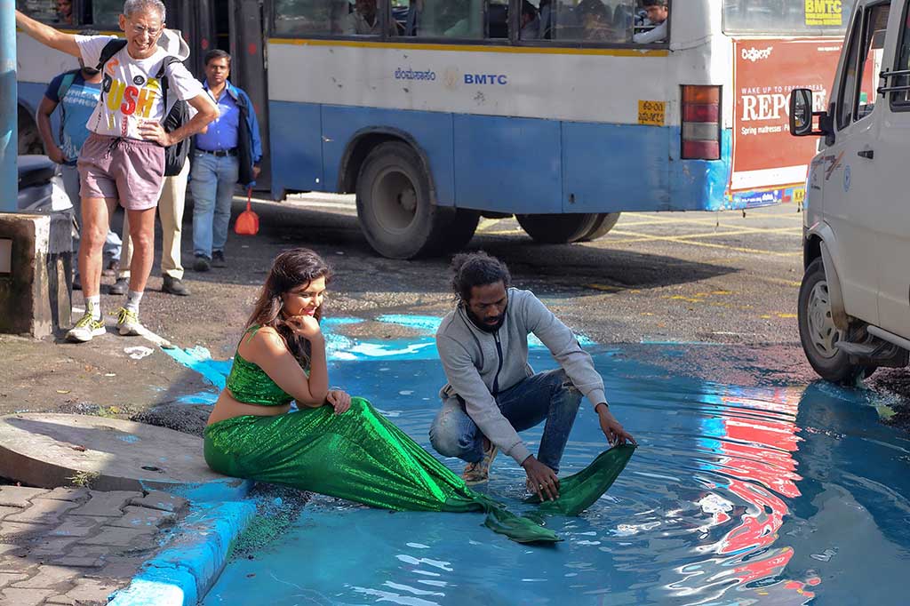 Otoritas sipil Bangalore dalam beberapa pekan terakhir mendapat kecaman karena banyaknya kecelakaan yang disebabkan oleh jalan berlubang di kota tersebut.