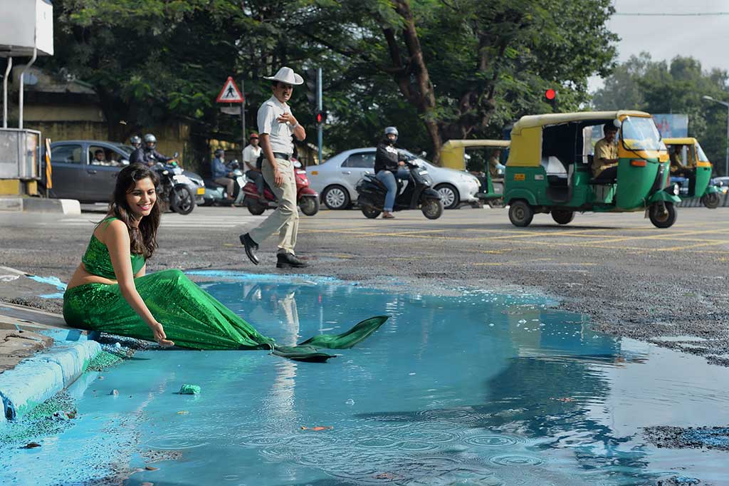 Buruknya infrastruktur diperparah dengan turunnya hujan lebat di wilayah tersebut.