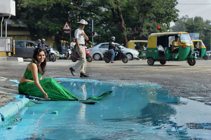 Buruknya infrastruktur diperparah dengan turunnya hujan lebat di wilayah tersebut.