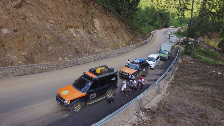 Tertutupnya salah satu ruas jalan oleh material longsoran menyebabkan antrian panjang di jalur lintas Sulawesi. Beberapa jam kemudian, barulah pengerjaan pembersihan longsoran selesai. 