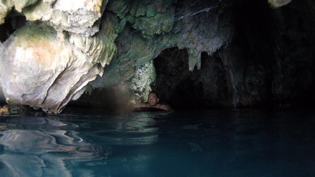 Atap goa dihiasi stalaktit yang indah dan bersih dari jejak vandalisme. Banyak goa lain di sekitarnya yang menyimpan banyak artefak pra sejarah. Beberapa menjadi sarang bagi kelelawar. 