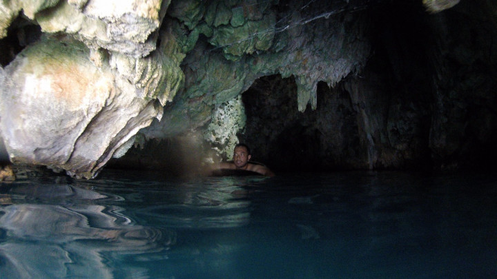 Atap goa dihiasi stalaktit yang indah dan bersih dari jejak vandalisme. Banyak goa lain di sekitarnya yang menyimpan banyak artefak pra sejarah. Beberapa menjadi sarang bagi kelelawar. 