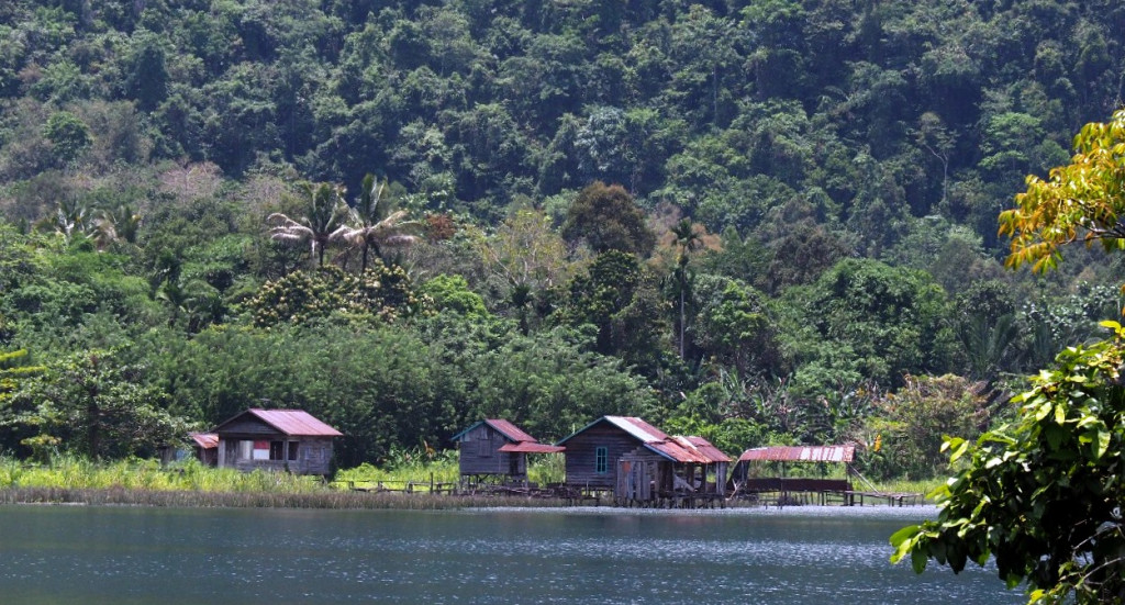 Masih banyak rumah panggung di atas danau tempat tinggal penduduk asli Sorowako. Danau yang kedalamannya mencapai lebih dari 700 meter, berada di tengah lembah di ketinggian 382 meter dari permukaan laut.