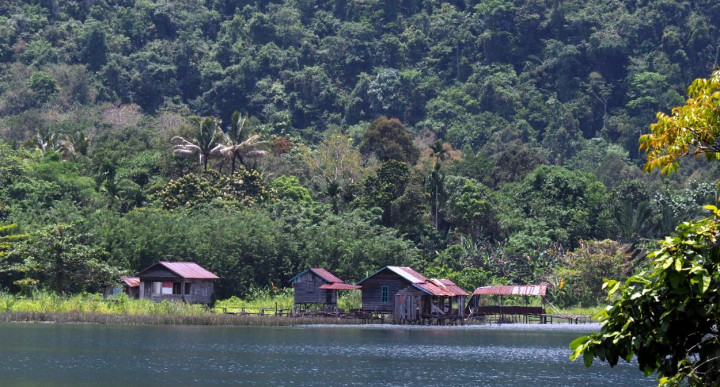 Masih banyak rumah panggung di atas danau tempat tinggal penduduk asli Sorowako. Danau yang kedalamannya mencapai lebih dari 700 meter, berada di tengah lembah di ketinggian 382 meter dari permukaan laut.
