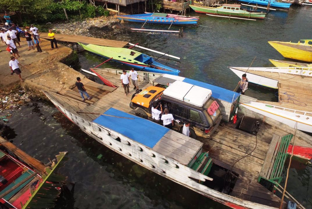 Raf mempunya dek yang lebar sehingga mampu mengangkut truk. Moda angkutan andalan warga setempat ini juga ada di Danau Towoti yang berada tidak jauh dari Matano dan diduga usianya lebih tua. 