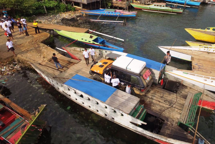 Raf mempunya dek yang lebar sehingga mampu mengangkut truk. Moda angkutan andalan warga setempat ini juga ada di Danau Towoti yang berada tidak jauh dari Matano dan diduga usianya lebih tua. 
