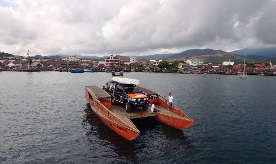 Perahu berlunas ganda mengangkut rombongan IOX Overland Celebes 2017 menyeberangi Danau Matano menuju Nuha. Warga menyebutnya raf, sepertinya serapan dari kata raft (Inggris) yang berarti rakit. 