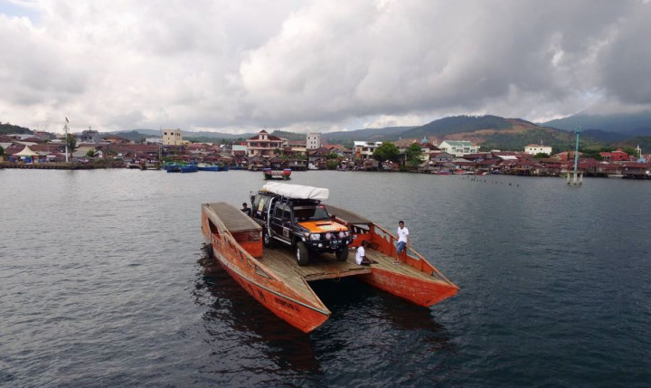 Perahu berlunas ganda mengangkut rombongan IOX Overland Celebes 2017 menyeberangi Danau Matano menuju Nuha. Warga menyebutnya raf, sepertinya serapan dari kata raft (Inggris) yang berarti rakit. 