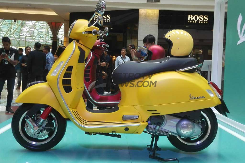 Vespa GTS 300 sudah bisa dipesan untuk pasar Indonesia dengan harga Rp109 juta (on the road Jakarta). Khusus untuk varian ini, hanya tersedia warna putih, hijau, dan kuning.