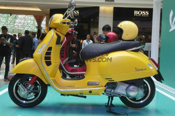 Vespa GTS 300 sudah bisa dipesan untuk pasar Indonesia dengan harga Rp109 juta (on the road Jakarta). Khusus untuk varian ini, hanya tersedia warna putih, hijau, dan kuning.