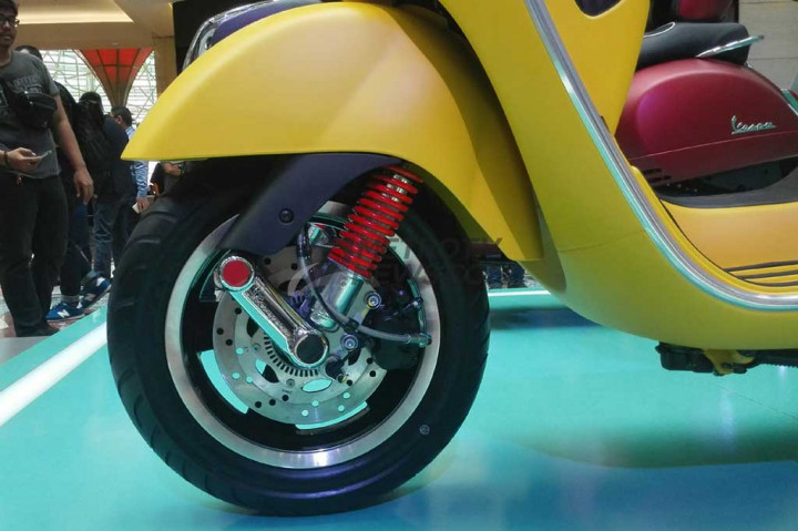 Vespa mendesain GTS sebagai top of the line produk mereka. Sepeda motor ini dilengkapi dengan berbagai fitur baru seperti kunci yang dilengkapi dengan imobilizer dan bike finder, membuka bagasi jok dengan remot, dan tilt sensor yang akan membuat mesin motor mati jika posisinya miring dengan sudut ekstrem.