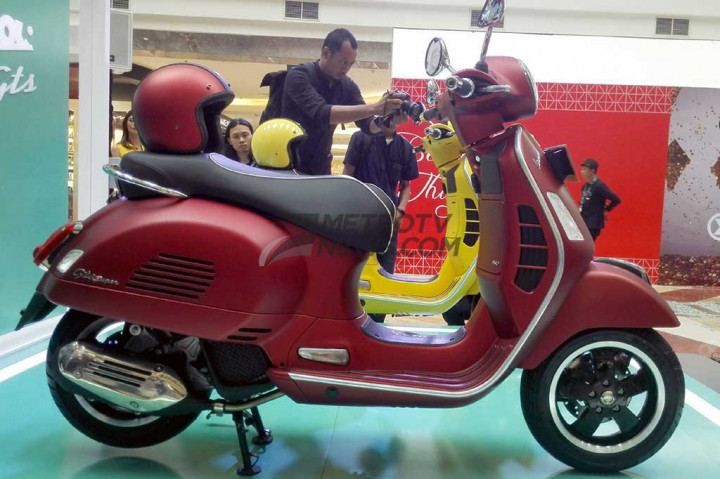 Piaggio Indonesia memasarkan GTS 150 dengan pilihan warna putih, hitam, hijau, dan merah dengan harga Rp49,9 juta (on the road Jakarta).