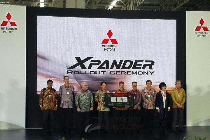 Selain Trevor Mann, seremonial ini juga dihadiri para pemilik dealer Mitsubishi di seluruh Indonesia. Serah terima kunci kepada mereka menjadi simbolik kalau Mitsubishi Xpander siap untuk diantarkan kepada konsumen yang sudah melakukan pemesanan.