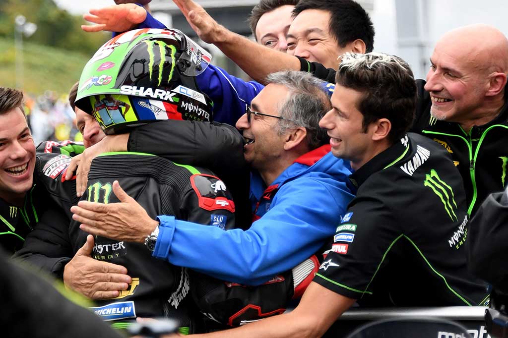 Pembalap Yamaha Tech3 asal Prancis Johann Zarco mendapat ucapan selamat dari kru setelah meraih pole position-nya di MotoGP Jepang, Sabtu (14/10/2017).