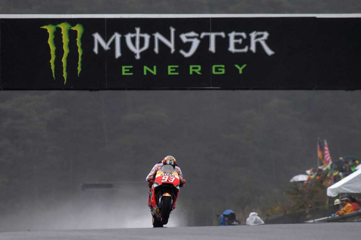 Sementara itu pemuncak klasemen MotoGP Marc Marquez menempati posisi ketiga dengan catatan waktu 1 menit 53,903 detik atau selisih 0,434 detik dari Zarco.