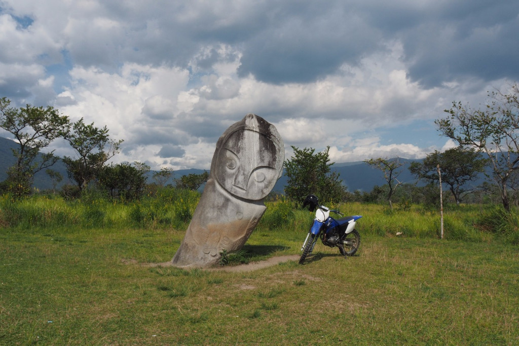 Patung megalitik Sepe adalah satu dari puluhan patung era magalitikum yang tersebar di seantero lembah padang savana Bada. Diameter patung setinggi lebih dari 1,5 meter ini sekitar 50 sentimeter.