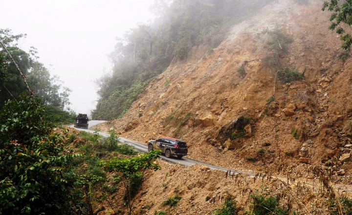 Lembah Bada berada di puncak dataran tinggi Napu. Jalur jalannya yang menanjak mengelilingi bukit relatif sempit dan licin bila hujan turun. 