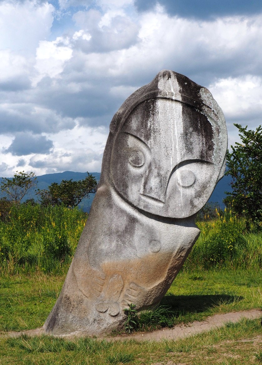 Ciri puluhan patung di Lembah Bada sangat khas megalitikum. .Distilasi wajah manusia dengan alis dan hidung menjadi satu, tanpa kaki dan mulut, beberapa punya tanda gender jelas. 
