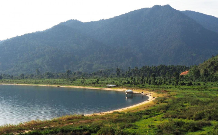 Berada di ketinggian 485 meter dari permukaan laut, Danau Poso memiliki panjang 32 km dan lebar 16 km. Di hutan sekitar danau terdapat dua species endemik Sulawesi yang langka, anoa (sapi hutan) dan babi rusa. 