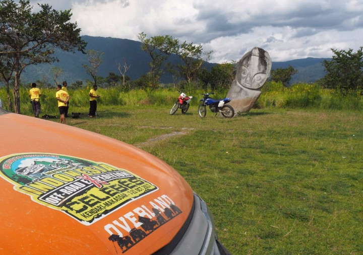 Tim IOX Overland Celebes 2017 menuju Tana Toraja, Sulawesi Selatan, dari Lembah Bada, Poso, Sulawesi Tengah. Mereka juga melalui jalan raya demi mempersingkat waktu tempuh.  